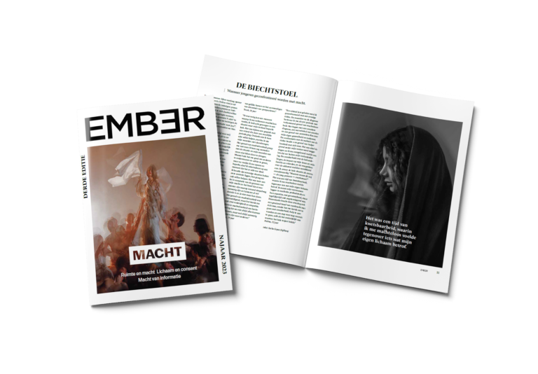 Mock-up van ember magazine met typografie en grafisch ontwerp